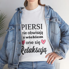 Koszulka damska z napisem „Piersi się nie obwisają, one się relaksują” – zabawny nadruk, prezent, Polska / UK